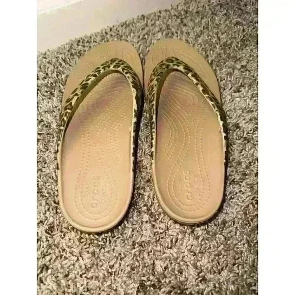 Crocs Kadee II Tan Leopard Print Slip On Flip Flop Thong Sandals Womens Size 7 W - Picture 2 of 4